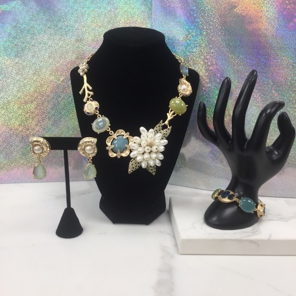 Dainty Gold Statement Jewelry Set - Picture 8 of 8